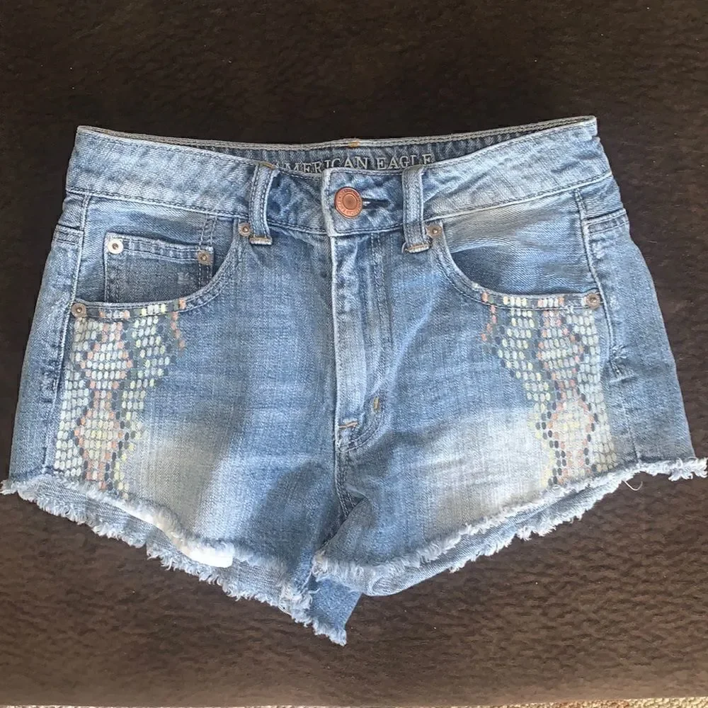 EXCELLENT CONDITION WOMEN’S SIZE 2 HI-RISE FESTIVAL AMERICAN EAGLE JEAN SHORTS